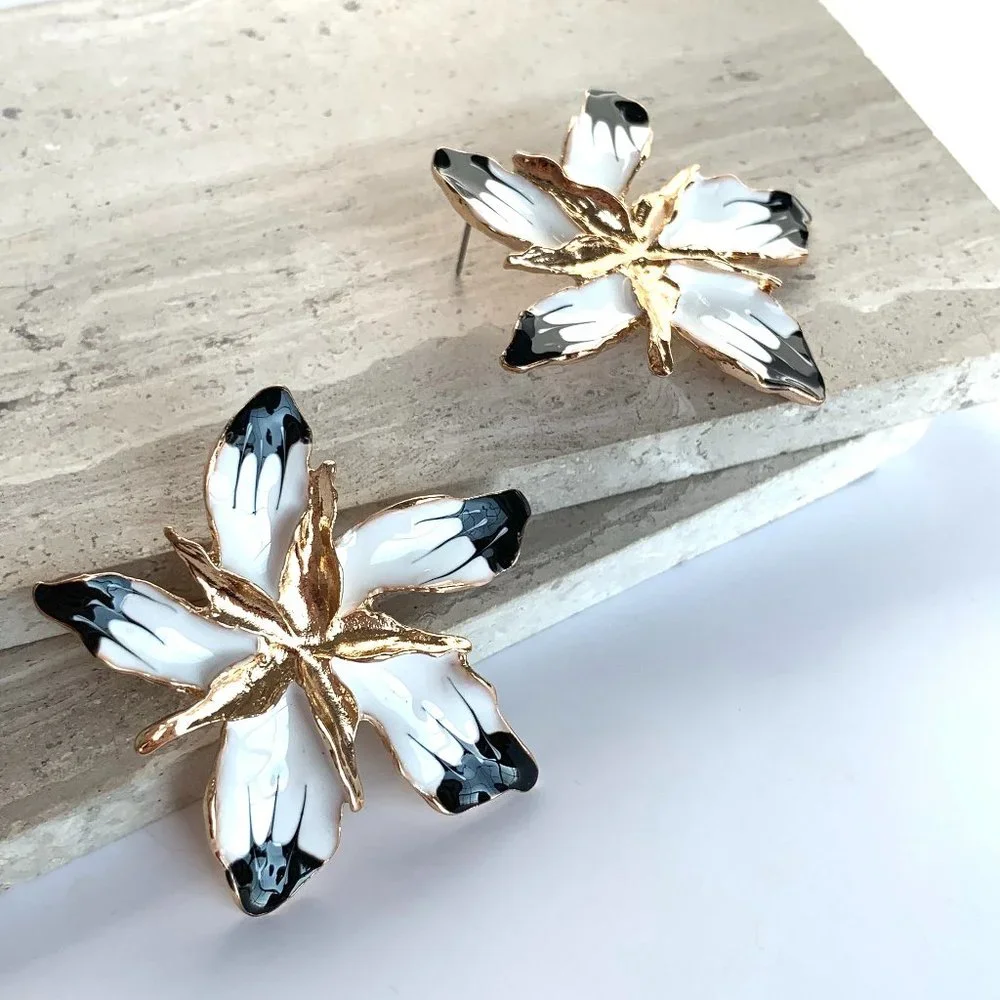 NEW ~ Anthropologie Black & White hand-painted Oversized Flower Earrings - Picture 3 of 8